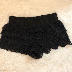 Ruffle shorts black